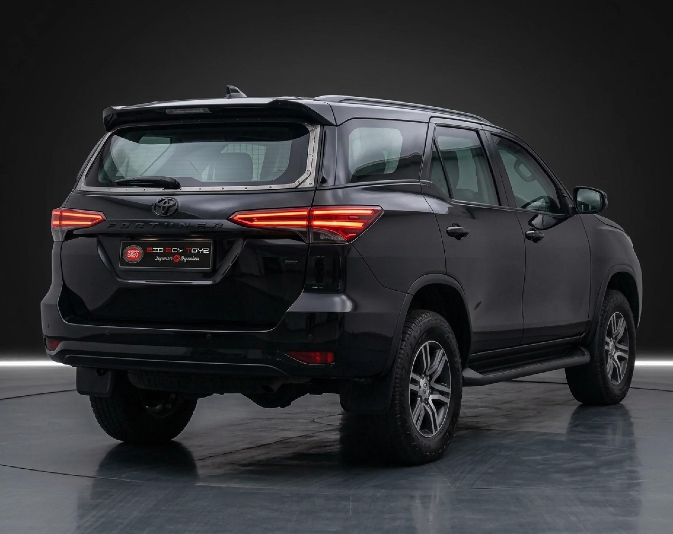Toyota Fortuner - image 3