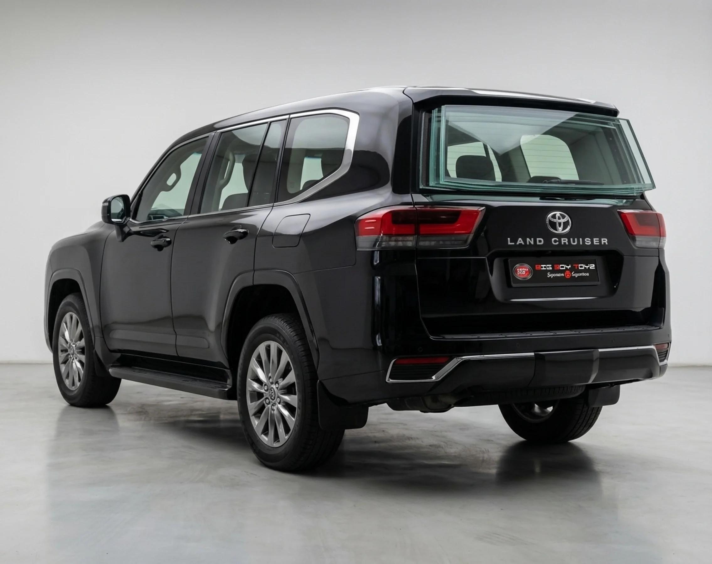 Toyota Land Cruiser 300 - image 3